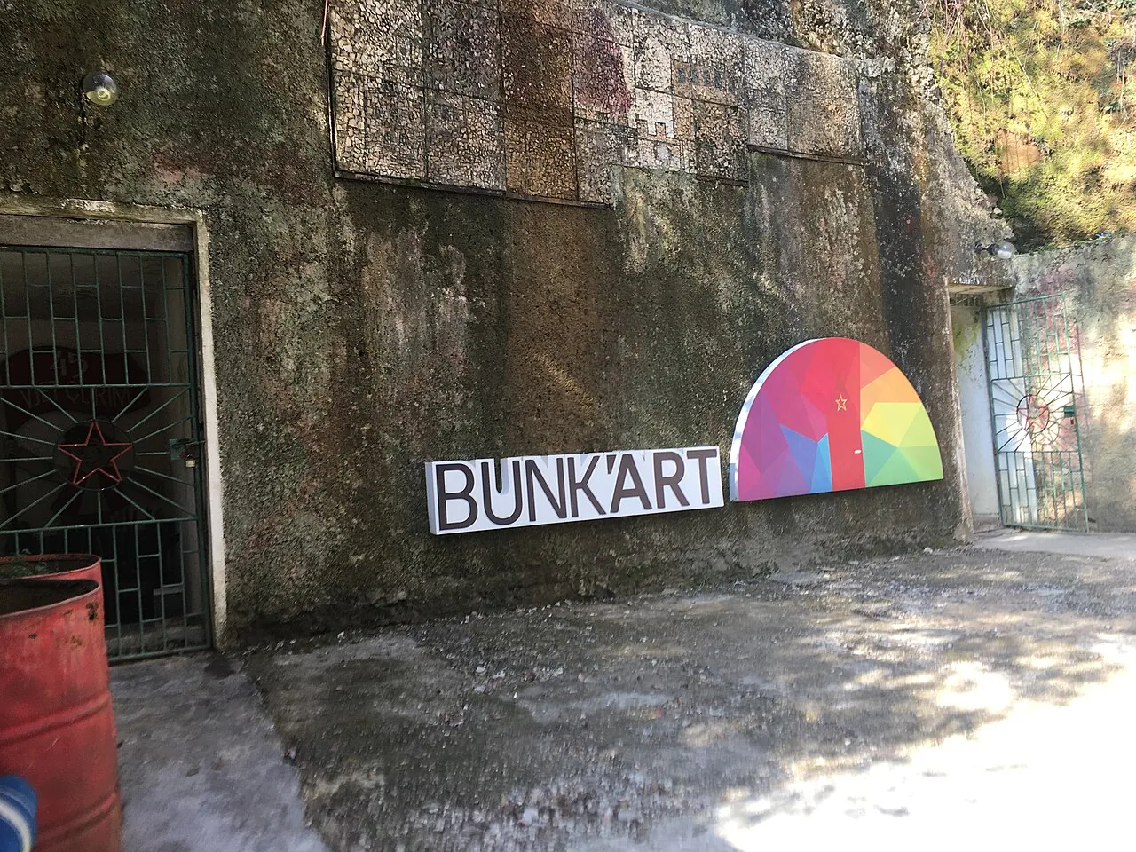Signed entrance to Bunk’Art 1